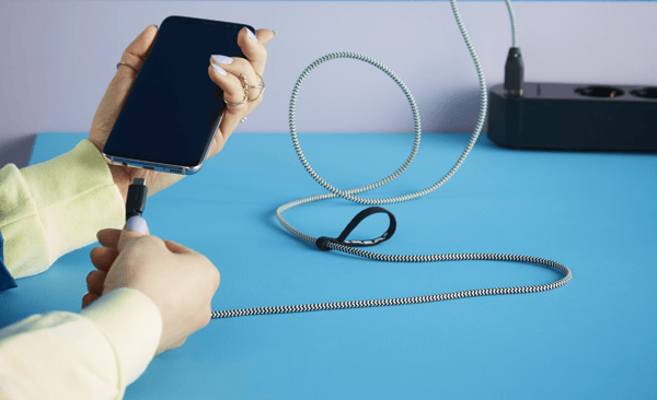 Čovek stavlja mobilni telefon da se puni