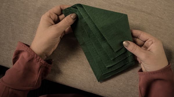 Craft instructions, step 4: Then fold both corner edges backwards.