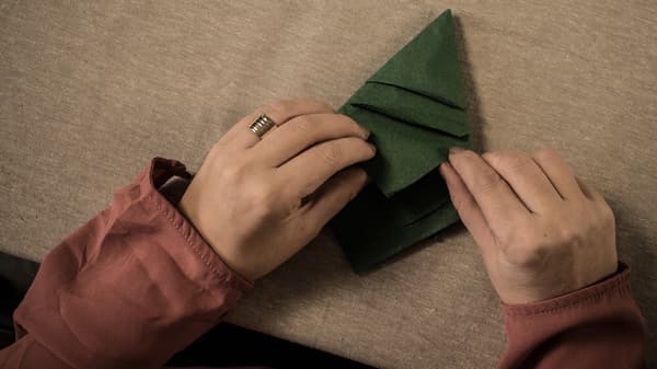 Crafting instructions, step 6: Finally, fold each flap inwards to form the different layers of the branches.