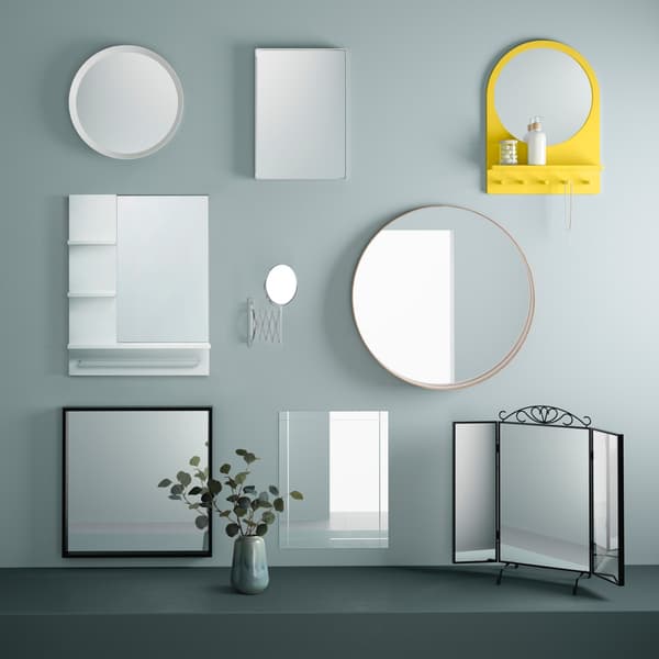 Crea un collage con un mix di specchi diversi, come lo specchio SALTRÖD di IKEA con mensola e ganci.
