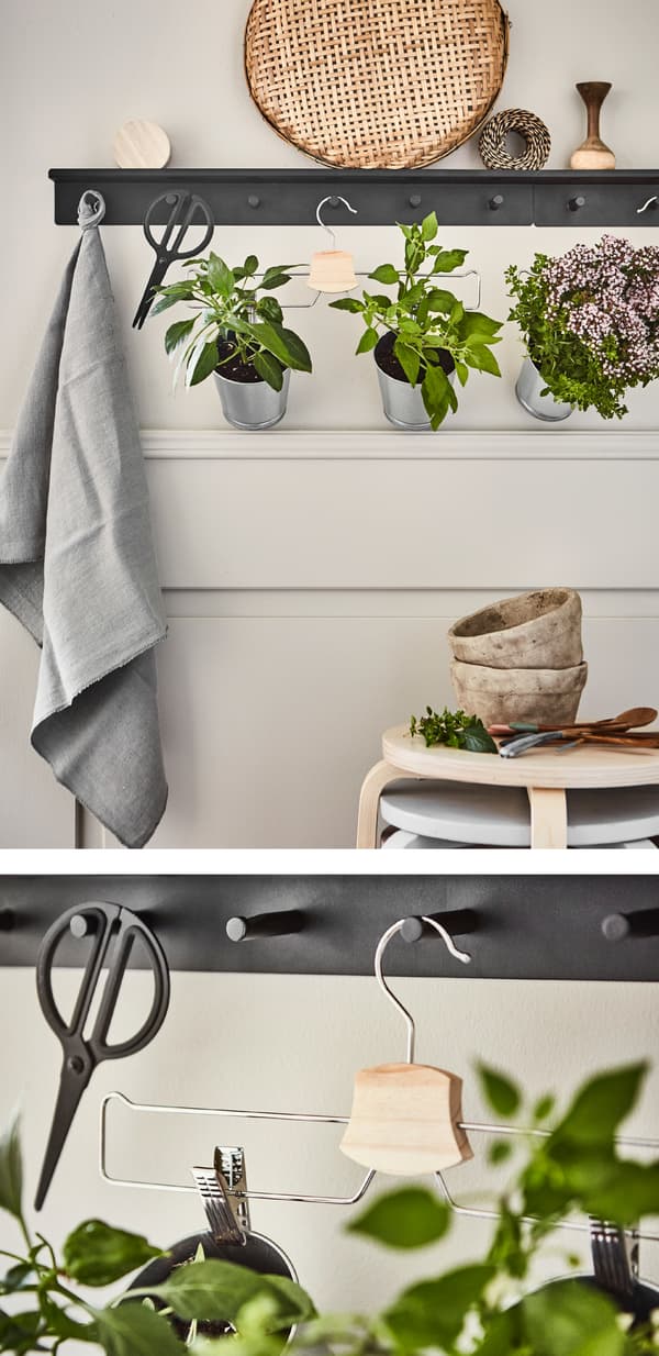 Crea un piccolo giardino in cucina con qualche vaso e dei portapantaloni appesi a un binario con ganci. Da IKEA trovi tante soluzioni diverse, come il portapantaloni/gonne cromato BUMERANG