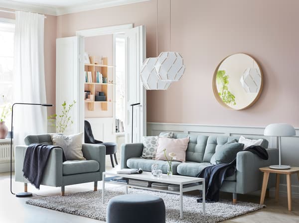 Crea un’atmosfera di tranquillità nel tuo soggiorno con il divano e gli altri elementi della serie LANDSKRONA in verde chiaro, le lampade a sospensione SJÖPENNA e l’illuminazione funzionale delle lampade YPPERLIG – IKEA