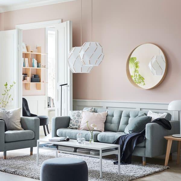 Crea un’atmosfera di tranquillità nel tuo soggiorno con il divano e gli altri elementi della serie LANDSKRONA in verde chiaro, le lampade a sospensione SJÖPENNA e l’illuminazione funzionale delle lampade YPPERLIG – IKEA
