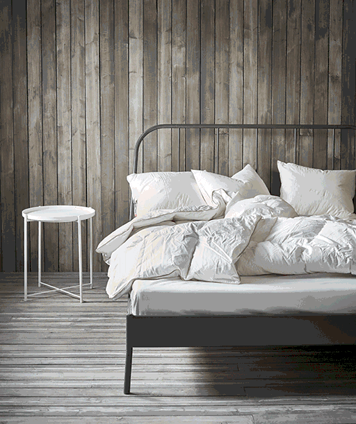 Crea un'atmosfera romantica e bohémien in camera da letto. Scopri da IKEA il copripiumino SPRÄNGÖRT con fantasia floreale e federe abbinate. Il motivo è ispirato a una stampa francese del '700.