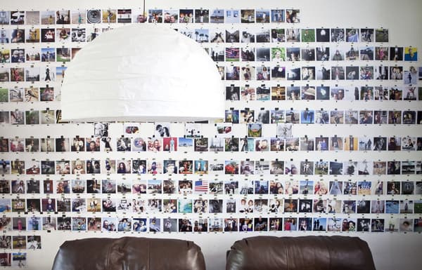 Crea unha galería mural con fotografías Polaroid.