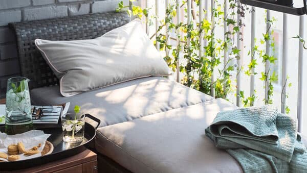 Creare un angolo lounge sul balcone.