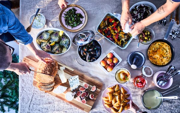 Create a buffet table potluck style this holiday! Use a selection of modern furniture and tableware from IKEA, such as DINERA bowl in light pink. All parts are stackable and dishwasher-safe. The dinnerware gives a rustic feel to your table setting.