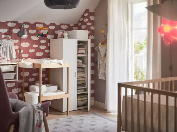 Create a calm and organized nursery with IKEA STUVA FRITIDS white clothes wardrobe. The low height, rounded corners and handles make it a safe and child adapted closet.
