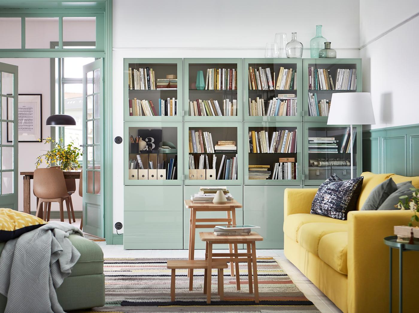 Create a calm living room in green, grey and yellow. Green BESTÅ closed cabinets create space for all your stuff and the VIMLE sofa in yellow allows you to sit back and relax.