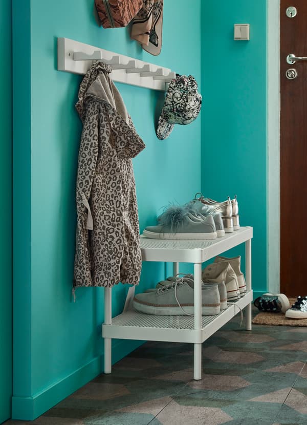 Create a children’s corner in the hallway at a low height with IKEA MACKAPÄR shoe rack and KUBBIS wood mount with 7 hooks. Children can do it themselves!