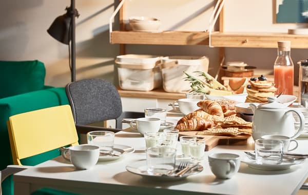 Create a fresh table setting with a modern mix of dinnerware, cutlery and beautiful wine glasses. IKEA offers a lot of glasses such as IVRIG white wine glass in clear glass.