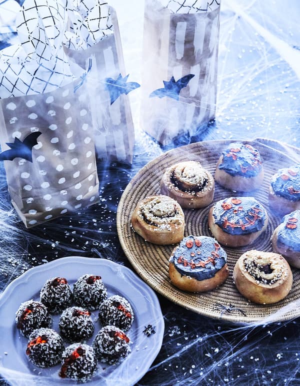 Create a fun gift bag for your Halloween treats, just add your own fun deco. IKEA has cute goodie bags for your sweets, such as GIVANDE candy bag made from paper. It can also be recycled._