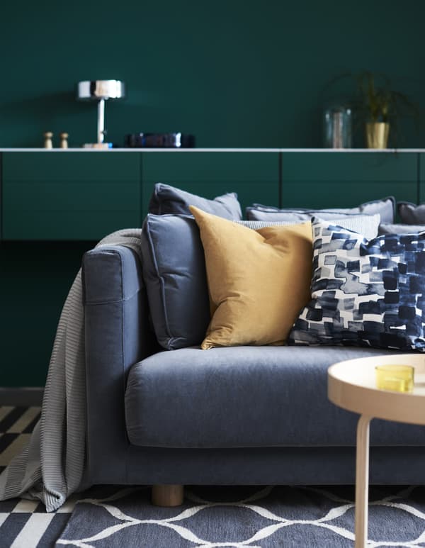 Create a relaxing and inviting atmosphere with a mix of cosy home accessories! IKEA has a big range of home decor products such as the STOCKHOLM 2017 rug in a grey/white net pattern. It’s hand-woven in India by skilled craftspeople and each one is unique.