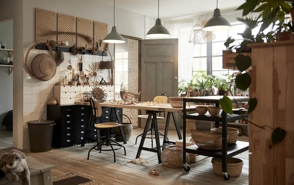 Create a work spot with an industrial feel. Try a comfortable chair in steel and wood, such as IKEA KULLABERG swivel chair!