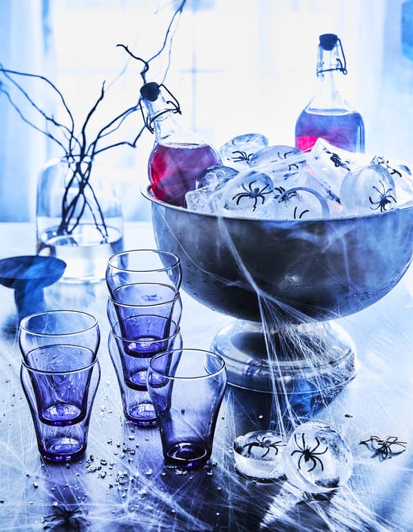 Crée un projet maison amusant avec les enfants pour Halloween! Remplis un moule à muffins avec de l’eau et mets-le au congélateur pour faire des glaçons amusants. Sers de la boisson aux airelles dans des bouteilles à eau, comme la bouteille IKEA KORKEN en verre transparent, avec bouchon.
