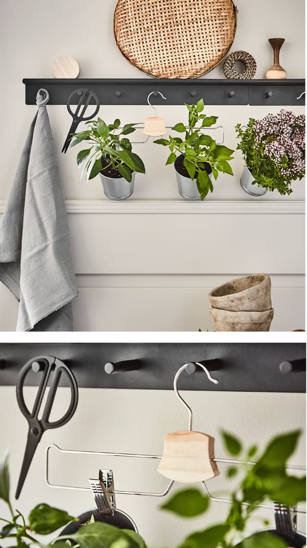 Créez un mini-carré d’herbes aromatiques dans la cuisine en fixant de petits pots à un porte-pantalons ! Puis accrochez-les à une barre support avec crochets. IKEA propose différents cintres, comme le porte-pantalons/jupes BUMERANG chromé.