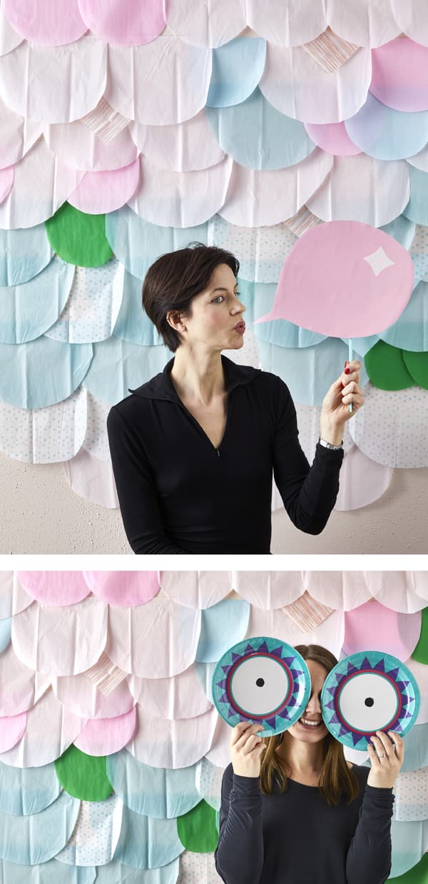 Créez un photomaton amusant en collant des mouchoirs en papier de couleur au mur ou sur un panneau, comme décor.