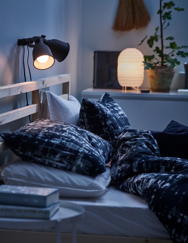 Créez une ambiance douce et conviviale dans la chambre avec une lampe qui diffuse une lumière décorative et tamisée! IKEA propose un vaste choix de lampes de table, comme STORUMAN, en papier blanc. Utilisez une ampoule opale pour une diffusion homogène de la lumière.