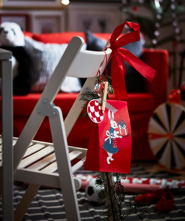 Créez une ambiance festive avec les étiquettes et les sachets-cadeaux IKEA VINTER.