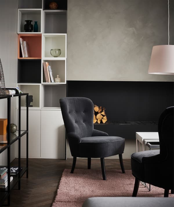 Créez une ambiance lounge en plaçant le mobilier davantage au centre de la pièce, en laissant les murs nus et en choisissant des couleurs suggestives.