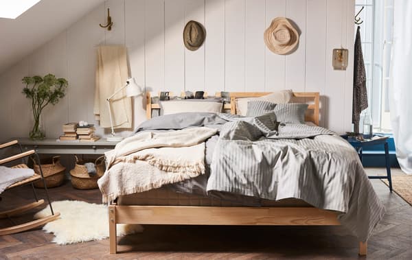 Créez une chambre à coucher moderne avec un cadre de lit minimaliste ! Le cadre de lit IKEA TARVA, par exemple, tout simple, en bois non traité et d’inspiration scandinave.