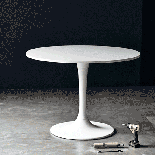 Créez une table à deux niveaux avec quelques outils et accessoires qui vous permettront de l’utiliser à la fois pour le repas et pour après.
