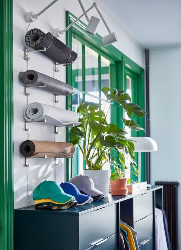 Crochets aluminium IKEA BJÄRNUM fixés au mur pour suspendre tapis de yoga, skateboard et autre objets.