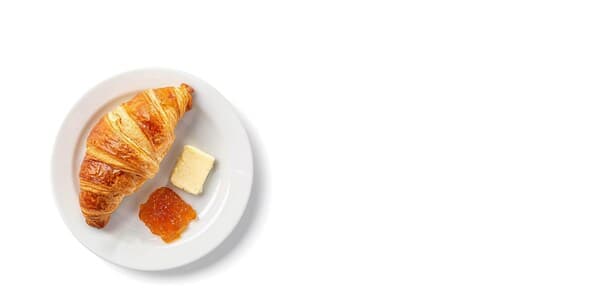 Croissant s máslem a džemem