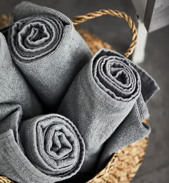 Cuatro toallas grises dobladas con el método spa.