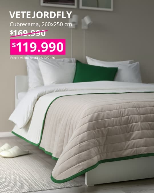 Cubrecama VETEJORDFLY en blanco y beige, confeccionado en poliéster reciclado para vestir la cama.