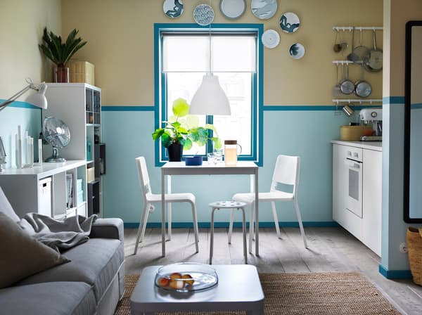 Cucina azzurra e bianca con piccolo tavolo allungabile VANGSTA, due sedie TEODORES e sgabello – IKEA
