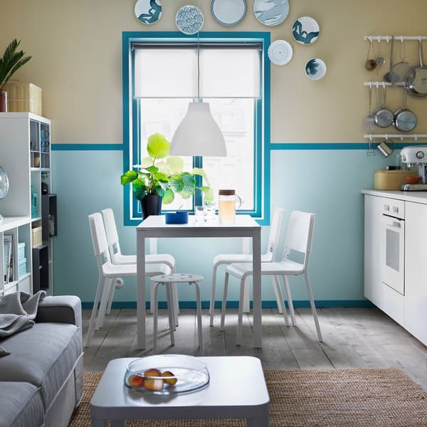 Cucina azzurra e bianca con piccolo tavolo allungabile VANGSTA, due sedie TEODORES e sgabello – IKEA