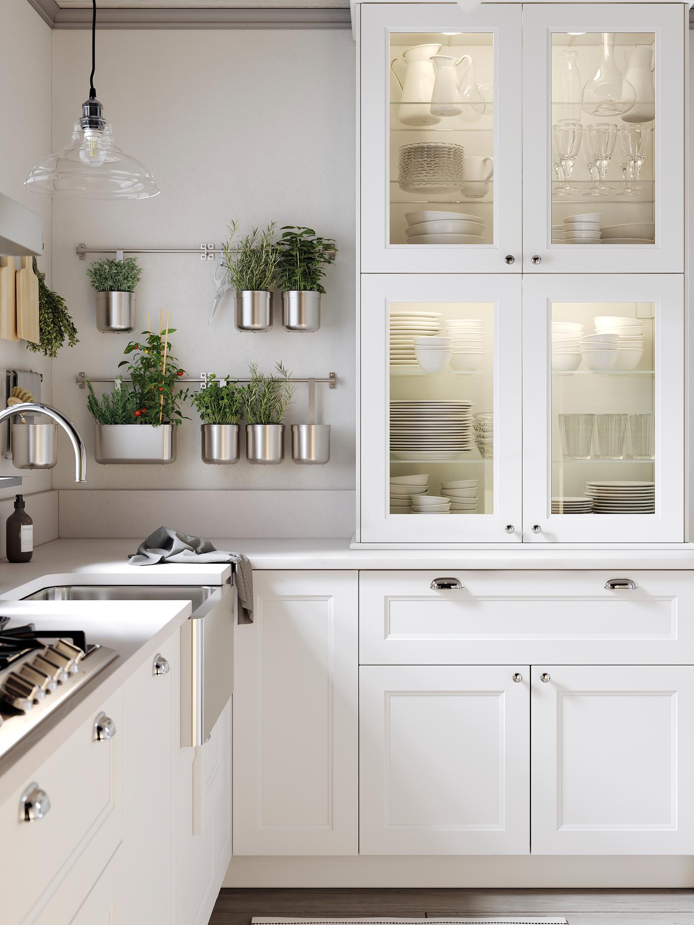 Cucina bianca con quattro ante a vetro bianche, piano di lavoro bianco e binari fissati alla parete con contenitori per erbe aromatiche appesi - IKEA