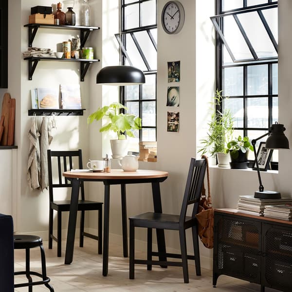 Cucina bianca e nera con tavolino rotondo e due sedie – IKEA
