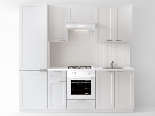Cucina completa METOD ante ENKÖPING bianco con elettrodomestici e un tavolo con sedie.