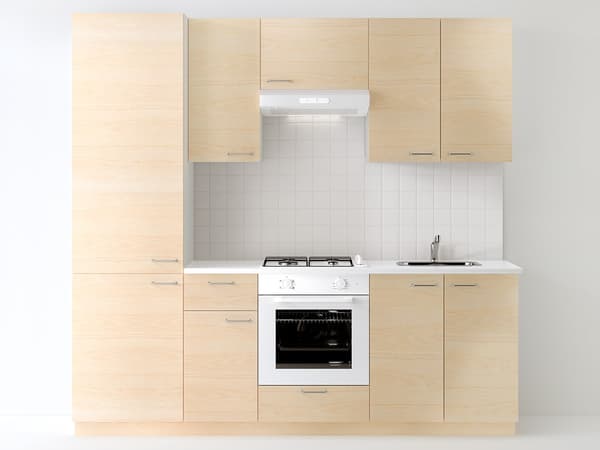 Cucina completa METOD con ante ASKERSUND effetto frassino chiaro con elettrodomestici e un tavolo con sedie.