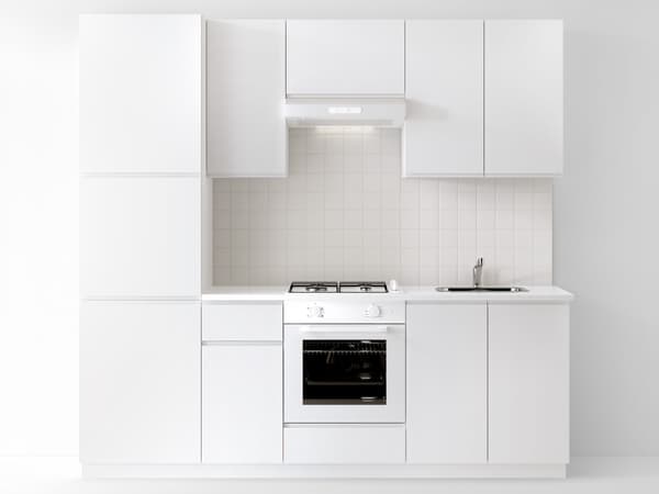 Cucina completa METOD con ante VOXTORP bianco opaco​ con elettrodomestici e tavolo con sedie nere.