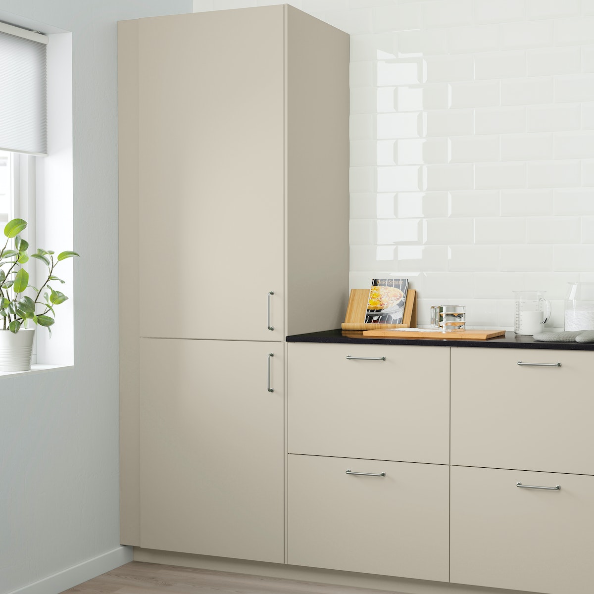 Cucina con scaffali con ante beige e tutto il necessario per prepare un dolce.