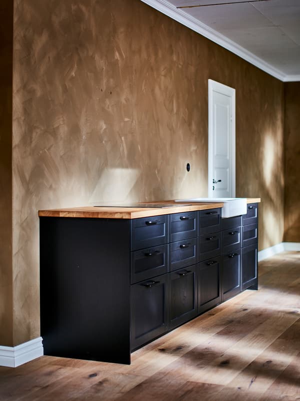Cucina con strutture per mobili base METOD verniciate di nero e ante LERHYTTAN.