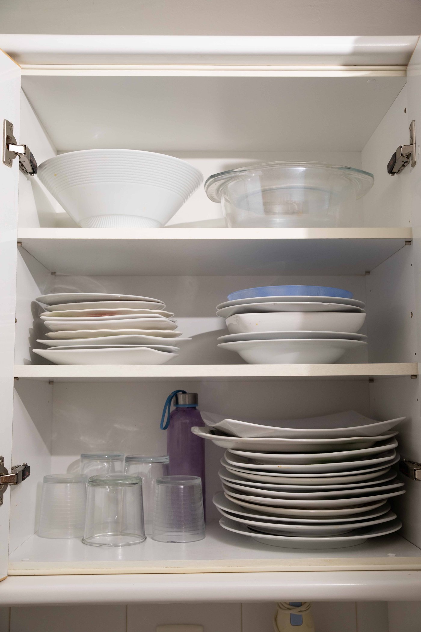 Cuina abans de ser reformada amb estanteries, forn i utensilis de cuina.