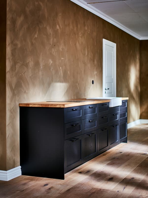 Cuisine avec structure d’armoire inférieure blanche METOD peinte en noir avec nouvelles façades LERHYTTAN.