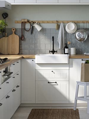 Cuisine banche et bois avec les meubles hauts vitrés.