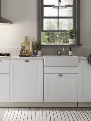 Cuisine blanche donnant sur une fenêtre