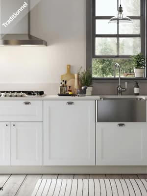 Cuisine blanche donnant sur une fenêtre