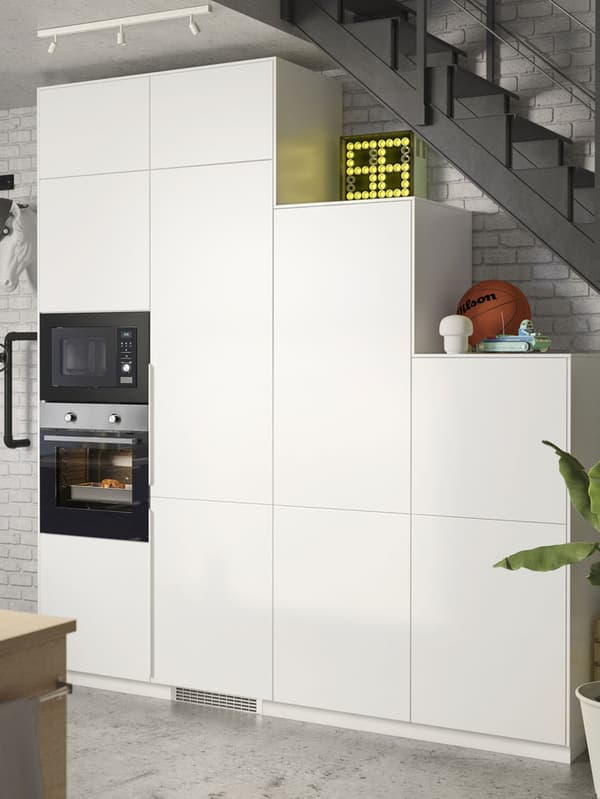 Cuisine blanche en forme d'escalier