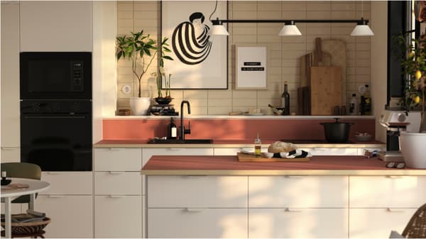 Cuisine blanche moderne avec îlot de cuisine, plan de travail terracotta et évier noir