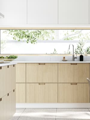 Cuisine en bois avec mur blanc