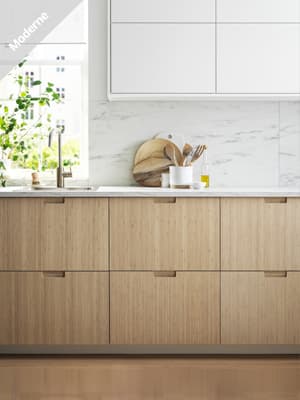 Cuisine en bois avec mur blanc