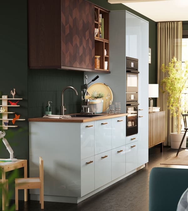 Cuisine en I blanche et bois sur fond vert