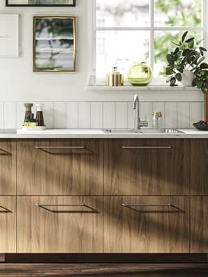 Cuisine en noyer donnant sur une fenêtre